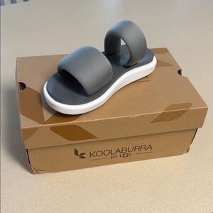 Koolaburra Gray and White VR Headset Stand